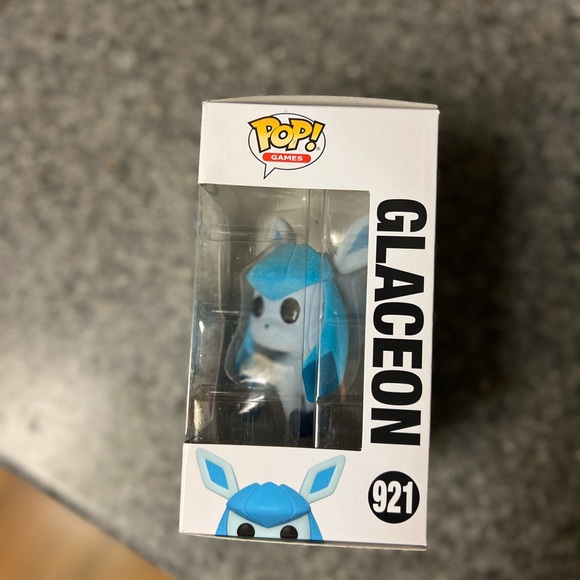 Glaceon Flocked pokémon funko pop with 4 mini funkos - Picture 2 of 4